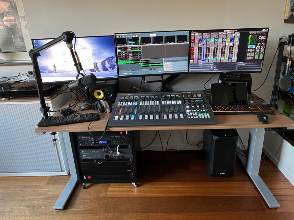 Nieuwe DJ Booth Radio studio Radio Reflodark